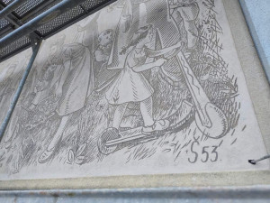 Obnova historického sgraffita oživila průčelí Dětské kliniky v Hradci Králové