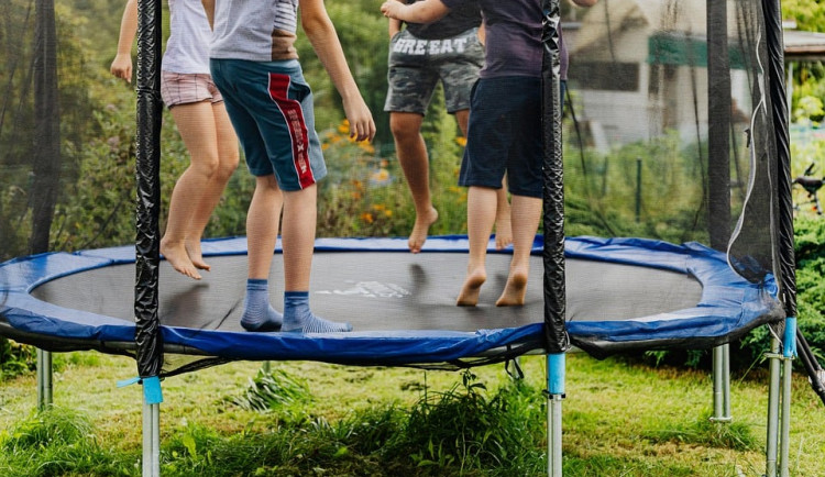 Vedra zvedla poptávku po pádlech, trampolínách i podvodních skútrech