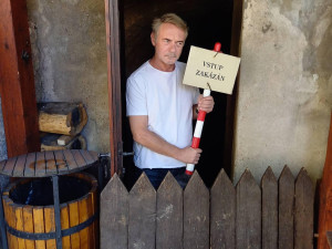 Filmaři obsadili Kunětickou horou. Natáčí tam rodinnou komedii Léto s Evženem