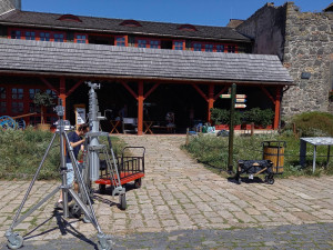 Filmaři obsadili Kunětickou horou. Natáčí tam rodinnou komedii Léto s Evženem