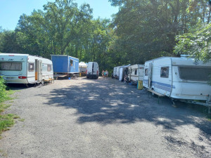 Filmaři obsadili Kunětickou horou. Natáčí tam rodinnou komedii Léto s Evženem