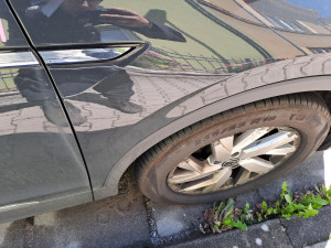 Noční vandal poškodil deset vozidel ve Dvoře Králové. Škoda skoro půl milionu