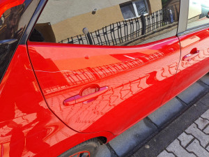 Noční vandal poškodil deset vozidel ve Dvoře Králové. Škoda skoro půl milionu