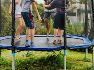 Vedra zvedla poptávku po pádlech, trampolínách i podvodních skútrech