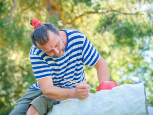 Socha dortu v Hořicích přišla restaurováním. Nyní opět září barvami