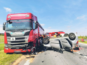 Srážku dvou aut s kamionem u Chlumce nad Cidlinou nepřežil senior