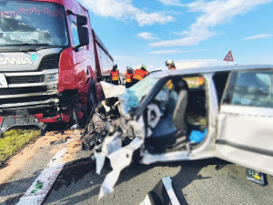 Srážku dvou aut s kamionem u Chlumce nad Cidlinou nepřežil senior