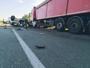 Srážku dvou aut s kamionem u Chlumce nad Cidlinou nepřežil senior