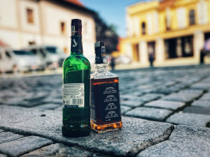 Hradec plánuje zákaz popíjení alkoholu v ulicích Pouchova i Věkoší