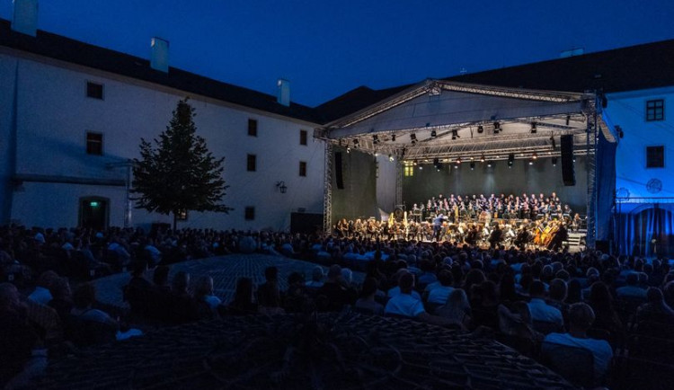 Silný vítr na jihu Moravy lámal stromy. Bouřka ukončila koncert na Špilberku