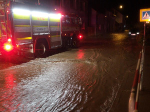 Bouřky zpustošily Královéhradecký kraj. Hasiči museli k více než stovce případů