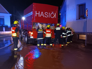 Bouřky zpustošily Královéhradecký kraj. Hasiči museli k více než stovce případů