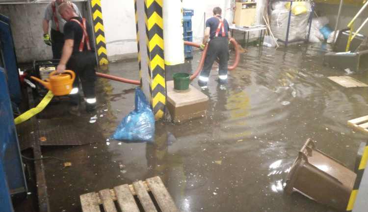 Bouřky zpustošily Královéhradecký kraj. Hasiči museli k více než stovce případů