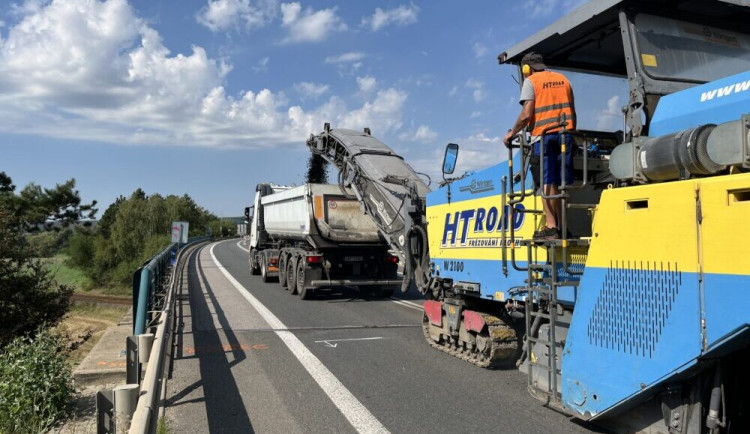 Silničáři opravují obchvat Jičína. Vylepšení si žádají dočasné omezení v dopravě