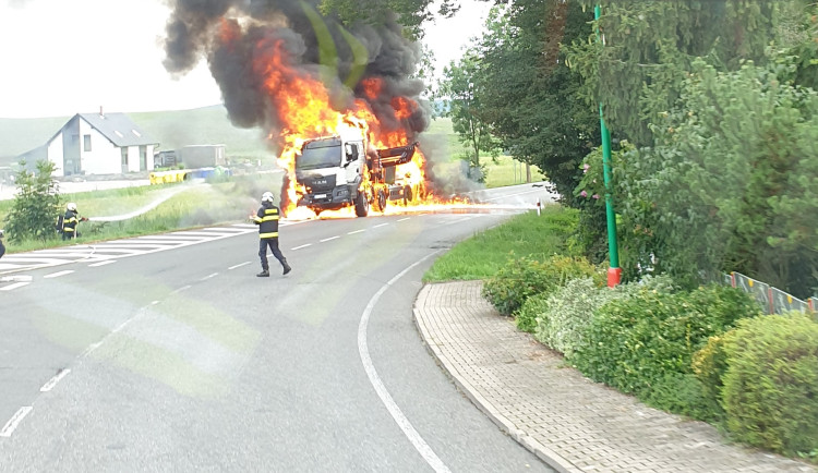 Kamion na hlavním tahu u Jičína lehl popelem. Škoda přes deset milionů