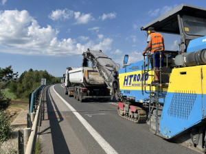 Silničáři opravují obchvat Jičína. Vylepšení si žádají dočasné omezení v dopravě