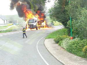 Kamion na hlavním tahu u Jičína lehl popelem. Škoda přes deset milionů