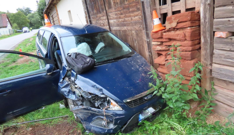 Po nárazu do auta a domu na Trutnovsku zemřel senior