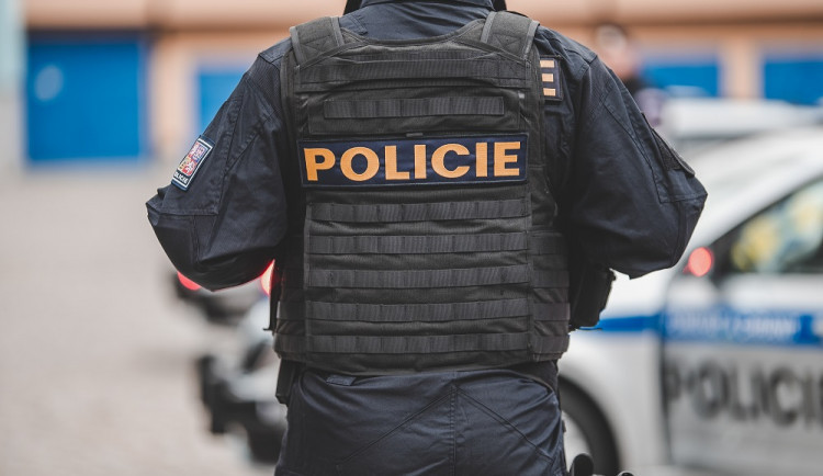 Policie se došla pro partu mužů, která vykrádala kempy. Překvapila je v jednom z hotelů