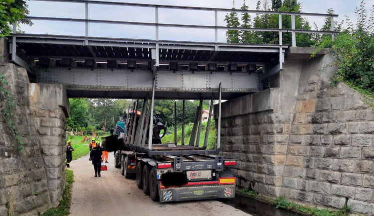 Ve Slavonicích uvízl kamion pod železničním viaduktem