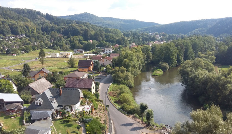 Zahraniční dobrovolníci zvelebují rekreační areál v Kyselce na Karlovarsku