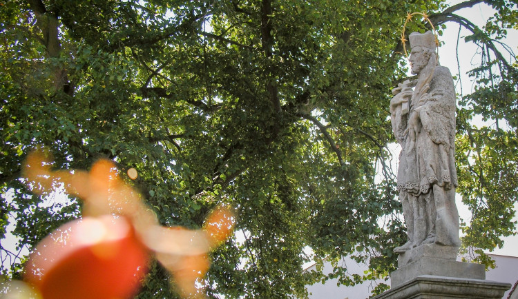 Pracovníci technických služeb renovují křížky a sochy ve městě. Některé jsou staré 130 let