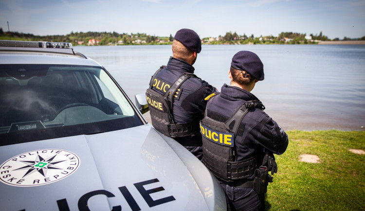 Nedávejte zlodějům šanci. Policie objíždí kempy a radí lidem, jak se bránit