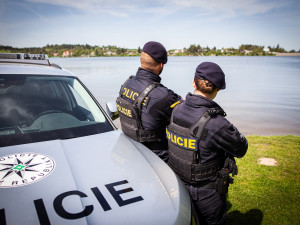 Nedávejte zlodějům šanci. Policie objíždí kempy a radí lidem, jak se bránit