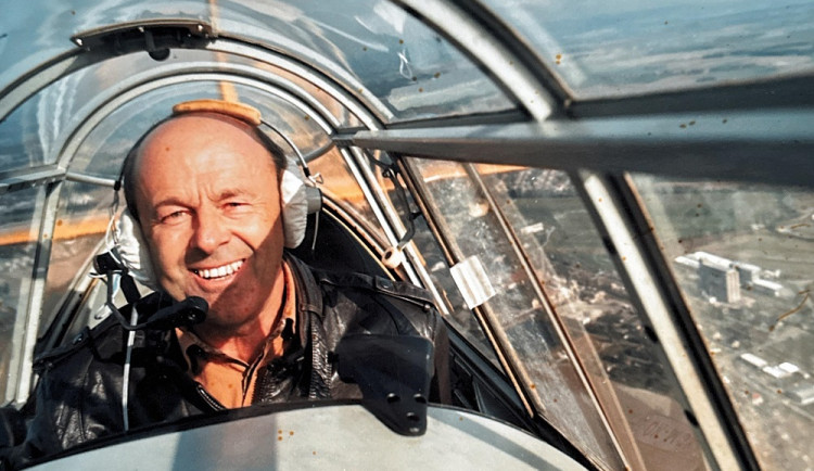 Ivan Tuček v kokpitu letounu