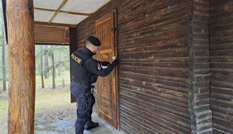 Policie kontrolovala zabezpečení chat a chalup. Většina majitelů je zodpovědná