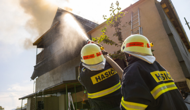 Požár domu v Komorní Lhotce zaměstnal profesionální i dobrovolné hasiče