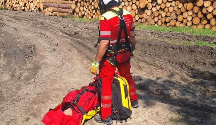 Poraněná cyklistka na Velkém Lipovém. Do nemocnice ji transportoval vrtulník