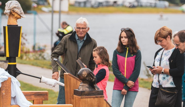 Ve Frymburku nad Vltavou stojí Cimrmanovy busty, dvě u přehrady a jedna v muzeu