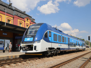 FOTO: Modernizace na kolejích. Královéhradecký kraj zavádí nové motorové vlaky RegioFox