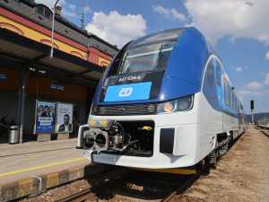 FOTO: Modernizace na kolejích. Královéhradecký kraj zavádí nové motorové vlaky RegioFox