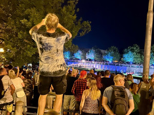 Hradecké filharmoniky sledovali lidé na štaflích i z paddleboardů