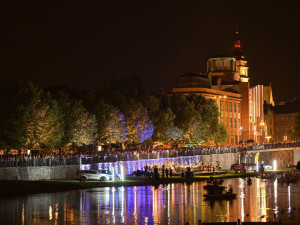 Hadecké filharmoniky sledovali lidé na štaflích i z paddleboardů