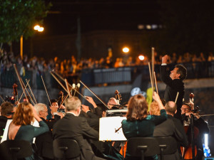 Hadecké filharmoniky sledovali lidé na štaflích i z paddleboardů