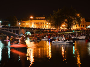 Hadecké filharmoniky sledovali lidé na štaflích i z paddleboardů