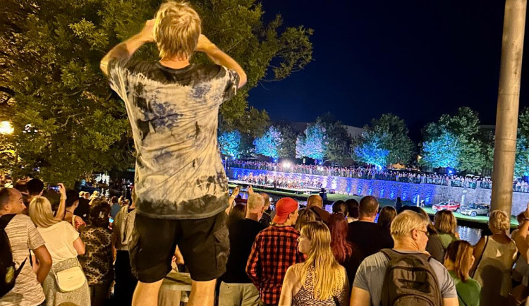 Hadecké filharmoniky sledovali lidé na štaflích i z paddleboardů