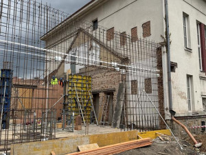 I přes komplikace je rekonstrukce jičínské knihovny Václava Čtvrtka v polovině