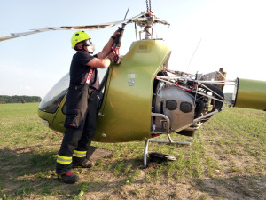 U Hradce Králové se zřítil vrtulník. Posádka vyvázla bez vážnějšího zranění