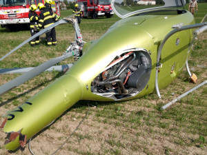 U Hradce Králové se zřítil vrtulník. Posádka vyvázla bez vážnějšího zranění