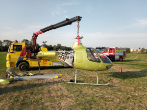 U Hradce Králové se zřítil vrtulník. Posádka vyvázla bez vážnějšího zranění