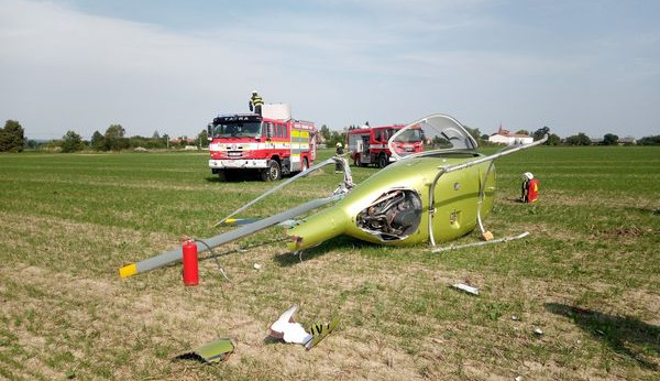 U Hradce Králové se zřítil vrtulník. Posádka vyvázla bez vážnějšího zranění