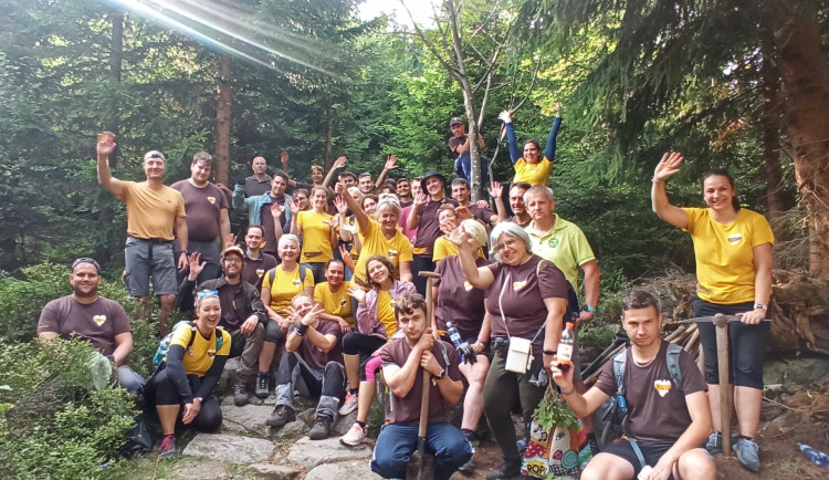 Dobrovolníci se pustili do oživení turistických stezek v Krkonoších