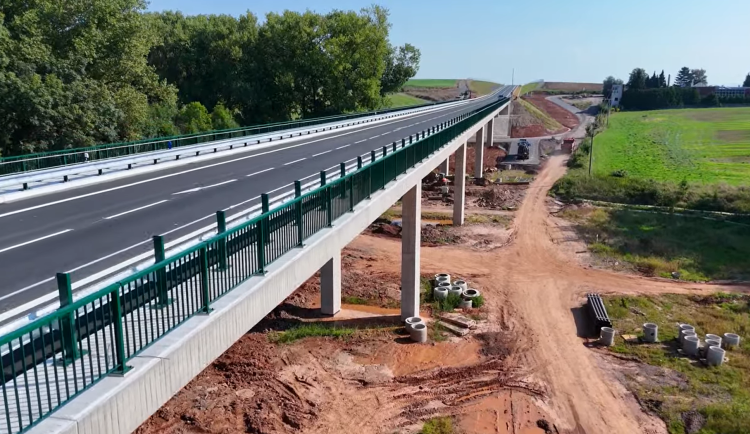 V pondělí se otevře obchvat Jaroměře. První auta se po něm projedou už dopoledne