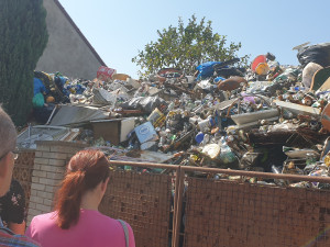 Vrchlickou ulici v Hořicích zaplavují odpadky. Situaci na soukromém pozemku chce řešit město