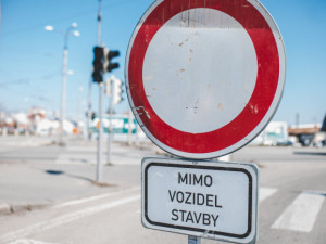Uzavírku krajské silnice u Dvora Králové silničáři prodlužují do října