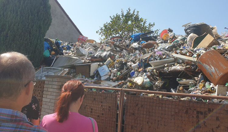 Vrchlickou ulici v Hořicích zaplavují odpadky. Situaci na soukromém pozemku chce řešit město